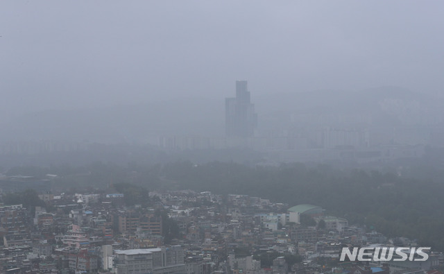 [서울=뉴시스] 박주성 기자 = 전국이 대체로 흐리고 장맛비가 이어지고 있는 가운데 30일 오전 서울 남산에서 바라본 서울 시내에 비구름에 덮혀 있다. 2020.07.30. park7691@newsis.com