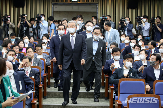 [서울=뉴시스]김선웅 기자 = 미래통합당 김종인 비상대책위원장과 주호영 원내대표 등 통합당 의원들이 30일 오전 서울 여의도 국회에서 열린 당 의원총회에 참석하고 있다. 2020.07.30.&nbsp; mangusta@newsis.com