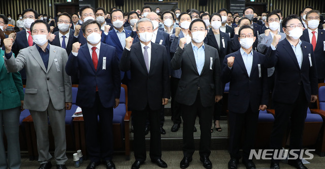 [서울=뉴시스]김선웅 기자 = 미래통합당 김종인 비상대책위원장과 주호영 원내대표 등 통합당 의원들이 30일 오전 서울 여의도 국회에서 열린 당 의원총회에서 정부 여당 규탄 구호를 외치고 있다. 2020.07.30. mangusta@newsis.com