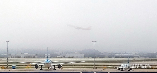 [인천공항=뉴시스]홍찬선 기자 = 사진은 인천국제공항에 낀 짙은안개 사이로 항공기가 이륙을 하고 있다. 2023.01.22. mania@newsis.com