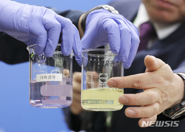 [서울=뉴시스]최진석 기자 = 강대혁 한국석유관리원 수도권북부본부장이 30일 중구 서울시청에서 열린 '난방용 등유 섞은 가짜석유 불법유통 관련' 기자설명회에서 시약을 넣어 진짜경유와 가짜경유 품질검사 비교 시연을 하고 있다. 2020.07.30. myjs@newsis.com