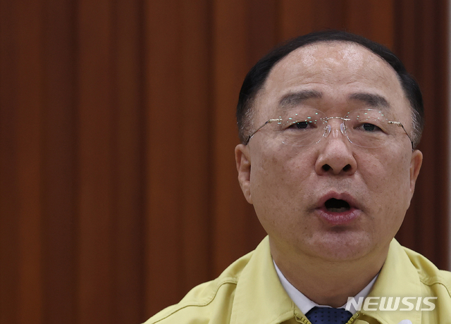 [서울=뉴시스]김명원 기자 = 홍남기 경제부총리 겸 기획재정부 장관이 30일 오전 서울 종로구 정부서울청사에서 열린 비상경제 중앙대책본부 회의에서 발언하고 있다. 2020.07.30.&nbsp; photo@newsis.com