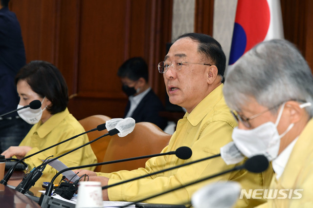 [서울=뉴시스]김명원 기자 = 홍남기 경제부총리 겸 기획재정부 장관이 30일 오전 서울 종로구 정부서울청사에서 열린 비상경제 중앙대책본부 회의에서 모두발언하고 있다. 2020.07.30.&nbsp; photo@newsis.com