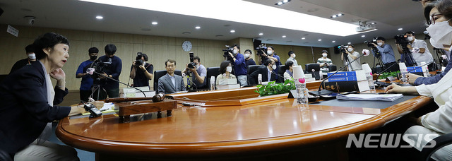 [서울=뉴시스] 박주성 기자 = 최영애 국가인권위원장이 30일 오전 서울 중구 국가인권위원회 전원위원회의실에서 열린 제26차 상임위원회에 참석해 위원들과 이야기를 나누고 있다. 이날 상임위원회에서는 고(故) 박원순 전 서울시장의 비서 성추행 의혹과 서울시의 묵인·방조 의혹 등에 대한 직권조사 개시를 검토하고 의결했다. 2020.07.30. park7691@newsis.com