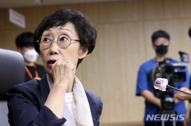 [서울=뉴시스] 박주성 기자 = 최영애 국가인권위원장이 30일 오전 서울 중구 국가인권위원회 전원위원회의실에서 열린 제26차 상임위원회에 참석해 관계자와 이야기를 나누고 있다. 이날 상임위원회에서는 고 박원순 전 서울시장의 비서 성추행 의혹과 서울시의 묵인·방조 의혹 등에 대한 직권조사 개시를 검토하고 의결할 예정이다. 2020.07.30. park7691@newsis.com