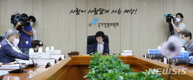 [서울=뉴시스] 박주성 기자 = 최영애 국가인권위원장을 비롯한 상임위원들이 30일 오전 서울 중구 국가인권위원회 전원위원회의실에서 제26차 상임위원회를 진행하고 있다. 이날 상임위원회에서는 고 박원순 전 서울시장의 비서 성추행 의혹과 서울시의 묵인·방조 의혹 등에 대한 직권조사 개시를 검토하고 의결할 예정이다. 2020.07.30.&nbsp; park7691@newsis.com