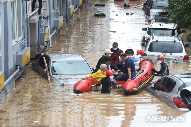 [대전=뉴시스]강종민 기자 = 대전 지역에 집중 호우가 내린 30일 오전 대전 서구 정림동의 한 아파트가 침수돼 소방구조대원들이 고립된 주민들을 구조하고 있다. 2020.07.30. ppkjm@newsis.com
