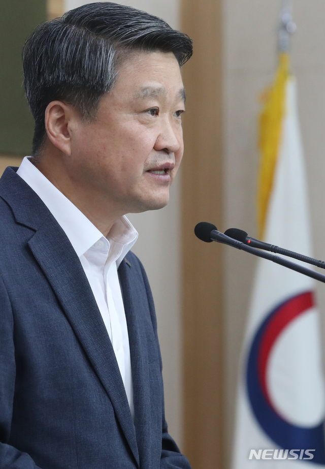 [서울=뉴시스]김명원 기자 = 김학도 중소벤처기업진흥공단 이사장이 30일 오전 서울 종로구 정부서울청사 별관 브리핑실에서 중소벤처기업부·중진공, 코로나 위기극복을 위한 중소기업 해외진출지원 신규사업 브리핑을 하고 있다. 2020.07.30. kmx1105@newsis.com