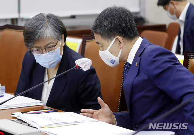 [서울=뉴시스] 최동준 기자 = 박능후 보건복지부 장관이 30일 서울 여의도 국회에서 열린 보건복지위원회 전체회의 시작 전 정은경 질병관리본부 본부장과 대화하고 있다. 2020.07.30.&nbsp; photocdj@newsis.com