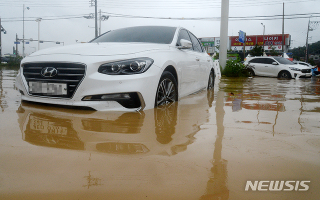 [전주=뉴시스] 김얼 기자 = 지속적인 장마가 이어지며 전북지역에 호우경보가 내린 지난 30일 전북 전주시 완산구 효자동의 한 의류매장 주차장이 빗물에 잠겨 많은 차들이 침수돼 있다. 2020.07.30.pmkeul@newsis.com