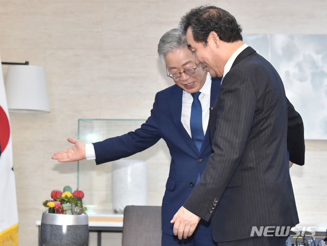 [수원=뉴시스] 김종택기자 = 여권 잠룡으로 양강 구도를 형성하고 있는 더불어민주당 이낙연 의원과 이재명 경기도지사가 30일 오전 경기 수원시 경기도청에서 간담회를 마친 뒤 자리를 이동하고 있다. 2020.07.30.semail3778@naver.com