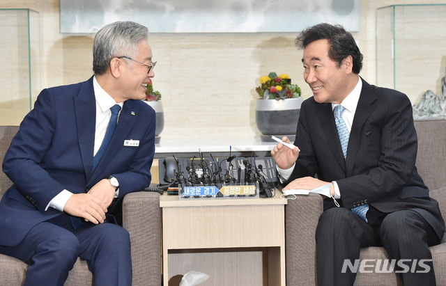 [수원=뉴시스] 김종택기자 = 여권 잠룡으로 양강 구도를 형성하고 있는 더불어민주당 이낙연 의원과 이재명 경기도지사가 30일 오전 경기 수원시 경기도청에서 만나 대화를 나누고 있다. 2020.07.30.semail3778@naver.com