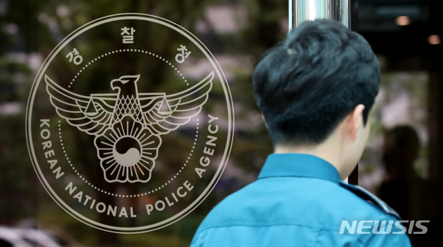 [서울=뉴시스] 조수정 기자 = 더불어민주당과 정부, 청와대가 권력기관 개혁을 위한 자치경찰제 도입 등을 논의한 30일 서울 미근동 경찰청에서 직원들이 줄입문을 오가고 있다. 2020.07.30.&nbsp; chocrystal@newsis.com