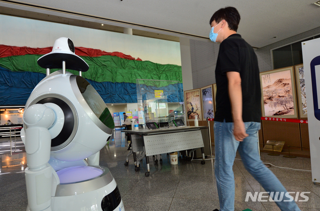 [광주=뉴시스] 변재훈 기자 = 인공지능(AI) 로봇 시연회 모습. 2020.07.30. wisdom21@newsis.com