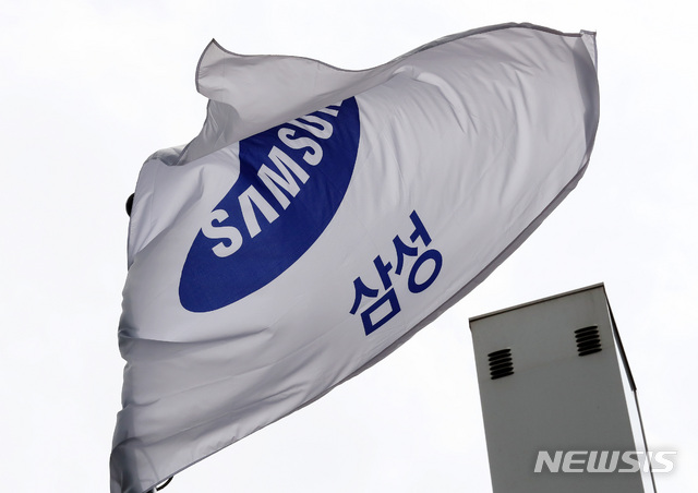 [서울=뉴시스] 이영환 기자 = 삼성전자는 30일 연결 기준으로 매출 52조9700억원, 영업이익 8조1500억원의 2020년 2분기 실적을 발표했다. 신종 코로나바이러스 감염증(코로나19)으로 인해 매출은 전년 동기 대비 5.63% 감소했지만 영업이익은 23.48% 증가했다. 사진은 30일 오후 서울 서초구 삼성전자 서초사옥의 깃발. 2020.07.30.&nbsp; 20hwan@newsis.com