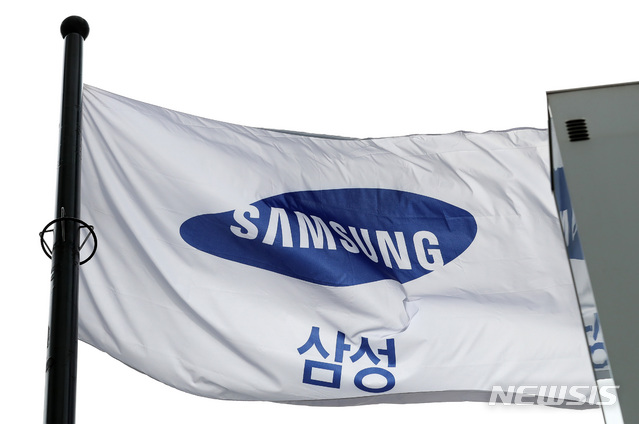 [서울=뉴시스] 이영환 기자 = 삼성전자는 30일 연결 기준으로 매출 52조9700억원, 영업이익 8조1500억원의 2020년 2분기 실적을 발표했다. 신종 코로나바이러스 감염증(코로나19)으로 인해 매출은 전년 동기 대비 5.63% 감소했지만 영업이익은 23.48% 증가했다. 사진은 30일 오후 서울 서초구 삼성전자 서초사옥의 깃발. 2020.07.30. 20hwan@newsis.com