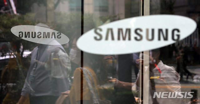 [서울=뉴시스] 이영환 기자 = 삼성전자는 30일 연결 기준으로 매출 52조9700억원, 영업이익 8조1500억원의 2020년 2분기 실적을 발표했다. 신종 코로나바이러스 감염증(코로나19)으로 인해 매출은 전년 동기 대비 5.63% 감소했지만 영업이익은 23.48% 증가했다. 사진은 30일 오후 서울 서초구 삼성전자 서초사옥. 2020.07.30.&nbsp; 20hwan@newsis.com