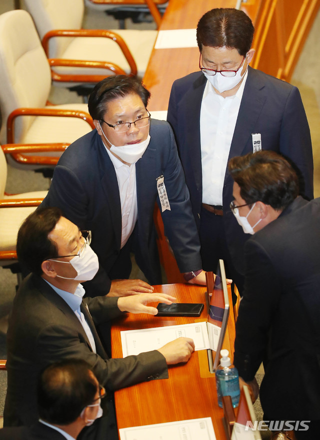 [서울=뉴시스] 장세영 기자 = 미래통합당 주호영 원내대표와 의원들이 30일 서울 여의도 국회에서 열린 본회의에 참석해 의견을 나누고 있다. 2020.07.30. photothink@newsis.com