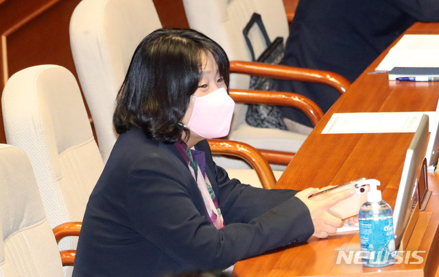[서울=뉴시스]김선웅 기자 = 윤미향 더불어민주당 의원이 지난달 30일 오후 서울 여의도 국회에서 열린 본회의에 참석하고 있다. 2020.07.30. mangusta@newsis.co