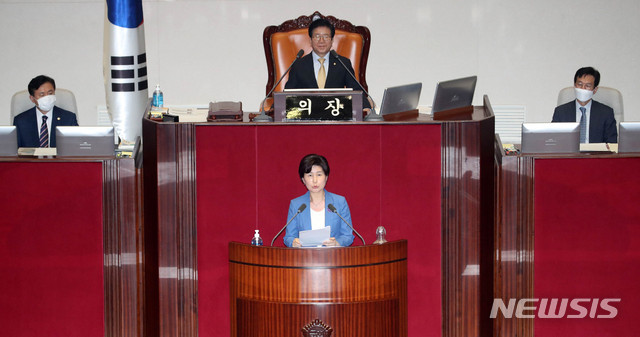 [서울=뉴시스]김선웅 기자 = 백혜련 더불어민주당 의원이 30일 오후 서울 여의도 국회에서 열린 본회의에서 제안설명을 하고 있다. 2020.07.30. mangusta@newsis.com