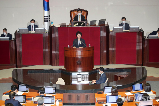 [서울=뉴시스]김선웅 기자 = 조수진 미래통합당 의원이 30일 오후 서울 여의도 국회에서 열린 본회의에서 발언하고 있다. 2020.07.30. mangusta@newsis.com