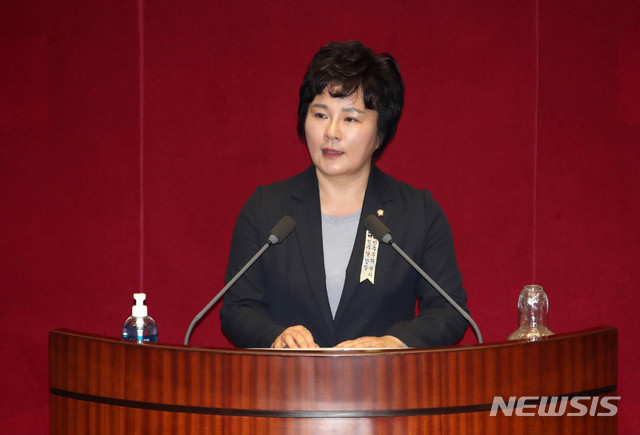 [서울=뉴시스]김선웅 기자 = 조수진 미래통합당 의원이 30일 오후 서울 여의도 국회에서 열린 본회의에서 발언하고 있다. 2020.07.30.&nbsp; mangusta@newsis.com