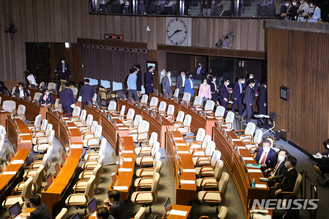 [서울=뉴시스]김선웅 기자 = 미래통합당 의원들이 30일 오후 서울 여의도 국회에서 열린 본회의에서 반대토론을 마친 후 퇴장하고 있다. 2020.07.30. mangusta@newsis.com