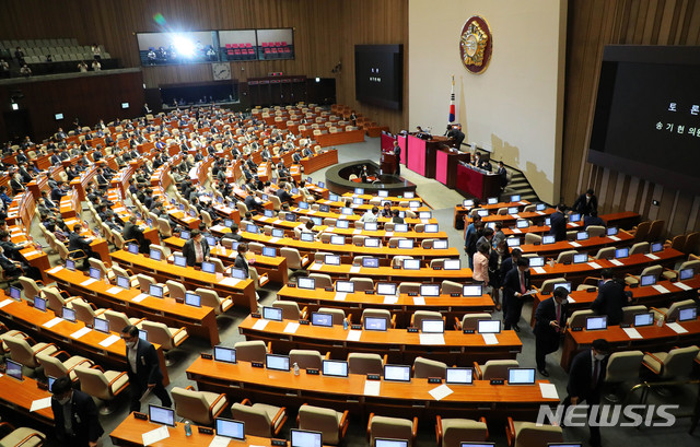 [서울=뉴시스] 장세영 기자 = 미래통합당 의원들이 30일 서울 여의도 국회에서 열린 본회의에서 송기헌 더불어민주당 의원의 토론을 앞두고 퇴장하고 있다. 2020.07.30. photothink@newsis.com