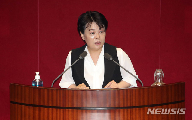 [서울=뉴시스]김선웅 기자 = 윤희숙 미래통합당 의원이 30일 오후 서울 여의도 국회에서 열린 본회의에서 발언하고 있다. 2020.07.30.&nbsp; mangusta@newsis.com 