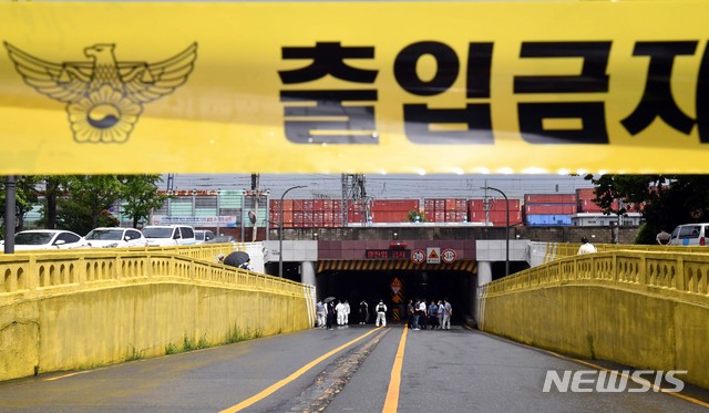 [부산=뉴시스] 하경민 기자 = 집중호우로 인한 침수로 3명이 숨진 부산 동구 초량1지하차도에서 경찰과 국립과학수사연구원, 민간 전문가 등이 사고원인을 밝히기 위한 정밀감식을 하고 있다. 2020.07.30.    yulnetphoto@newsis.com