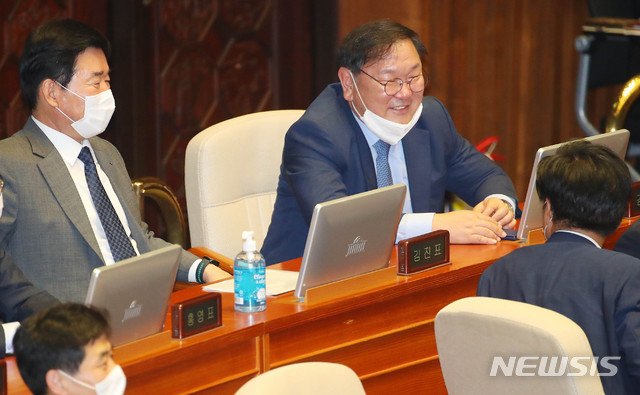 [서울=뉴시스] 장세영 기자 = 더불어민주당 김태년 원내대표와 당 의원들이 30일 서울 여의도 국회에서 열린 본회의에서 주택임대차보호법 일부개정법률안, 상가건물 임대차보호법 일부개정법률안이 가결되자 밝게 웃으며 인사말을 나누고 있다. 2020.07.30. photothink@newsis.com