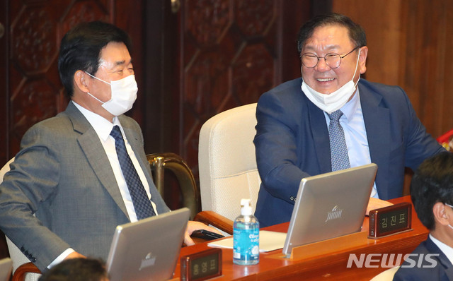 [서울=뉴시스] 장세영 기자 = 더불어민주당 김태년 원내대표와 당 의원들이 30일 서울 여의도 국회에서 열린 본회의에서 주택임대차보호법 일부개정법률안, 상가건물 임대차보호법 일부개정법률안이 가결되자 밝게 웃으며 인사말을 나누고 있다. 2020.07.30. photothink@newsis.com