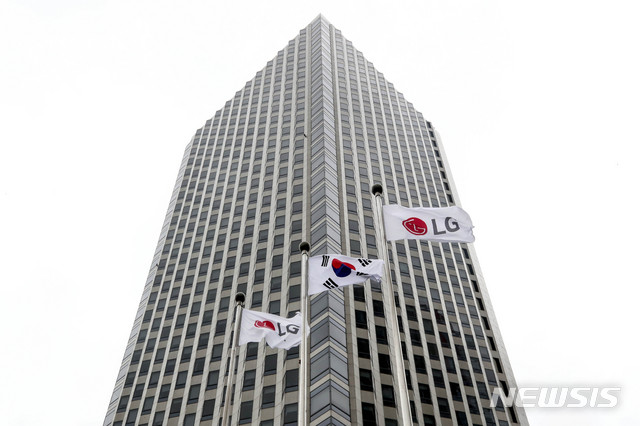 [서울=뉴시스]김병문 기자 = LG전자는 2분기 연결 기준 매출 12조8338억원, 영업이익 4954억원의 실적을 기록했다고 30일 공시했다. 매출은 전년 동기 대비 17.9%, 영업이익은 24.1% 각각 감소했다.사진은 이날 서울 영등포구 LG트윈타워 입구에 설치된 LG 깃발이 바람에 펄럭이는 모습. 2020.07.30. dadazon@newsis.com