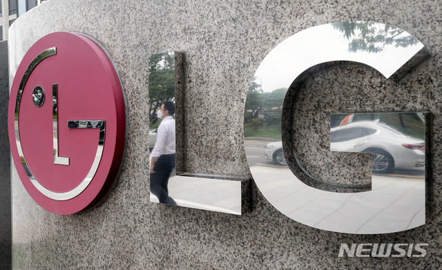 [서울=뉴시스]김병문 기자 = LG전자는 2분기 연결 기준 매출 12조8338억원, 영업이익 4954억원의 실적을 기록했다고 30일 공시했다. 매출은 전년 동기 대비 17.9%, 영업이익은 24.1% 각각 감소했다. 사진은 이날 서울 영등포구 LG트윈타워의 모습. 2020.07.30. dadazon@newsis.com