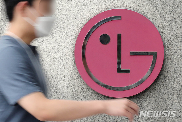 [서울=뉴시스]김병문 기자 = LG전자는 2분기 연결 기준 매출 12조8338억원, 영업이익 4954억원의 실적을 기록했다고 30일 공시했다. 매출은 전년 동기 대비 17.9%, 영업이익은 24.1% 각각 감소했다. 사진은 이날 서울 영등포구 LG트윈타워의 모습. 2020.07.30.&nbsp; dadazon@newsis.com