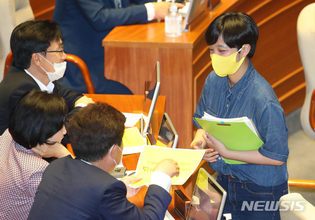 [서울=뉴시스] 장세영 기자 = 류호정 정의당 의원이 30일 서울 여의도 국회에서 열린 본회의에서 의원들에게 법안 내용을 설명하고 있다. 2020.07.30. photothink@newsis.com