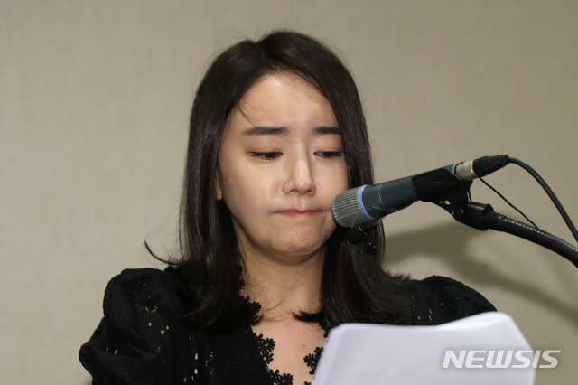 [서울=뉴시스]이윤청 기자 = 골프장 갑질 논란에 휩싸인 배우 박수인이 30일 서울 여의도 63컨벤션센터에서 열린 기자회견에서 발언하며 울먹이고 있다. 2020.07.30.&nbsp; radiohead@newsis.com