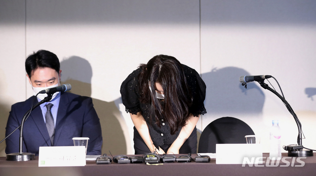 [서울=뉴시스]이윤청 기자 = 골프장 갑질 논란에 휩싸인 배우 박수인이 30일 서울 여의도 63컨벤션센터에서 열린 기자회견에서 고개숙여 인사하고 있다. 2020.07.30. radiohead@newsis.com