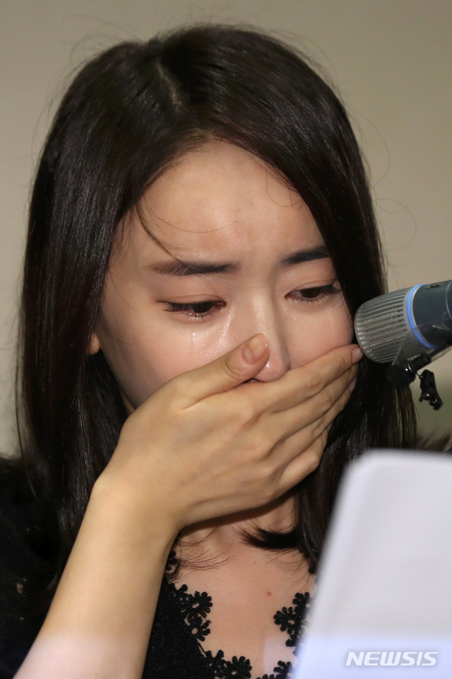 [서울=뉴시스]이윤청 기자 = 골프장 갑질 논란에 휩싸인 배우 박수인 측의 하유준 변호사가 30일 서울 여의도 63컨벤션센터에서 열린 기자회견에 발언하고 있다. 2020.07.30.&nbsp; radiohead@newsis.com