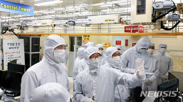 [서울=뉴시스] 박민석 기자 = 이재용 삼성전자 부회장이 30일 충남 아산시 삼성전자 온양사업장을 찾아 반도체 패키징 라인을 살펴보고 있다. (사진=삼성전자 제공) 2020.07.30. photo@newsis.com