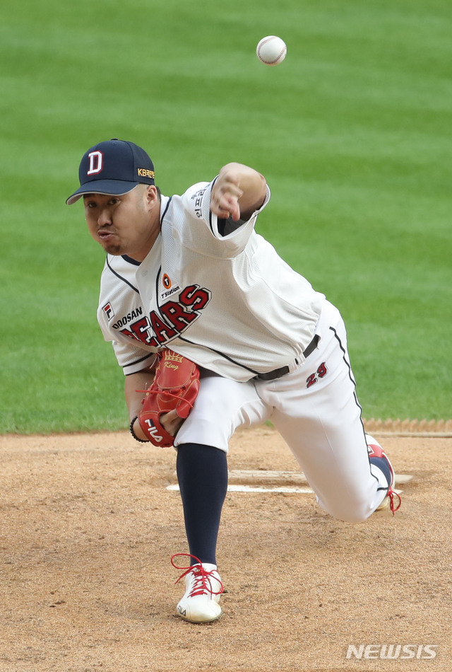 [서울=뉴시스] 박미소 기자 = 30일 오후 서울 잠실야구장에서 열린 2020 신한은행 SOL KBO리그 두산 베어스와 키움 히어로즈의 경기, 1회초 두산 선발 유희관이 역투하고 있다. 2020.07.30. misocamera@newsis.com