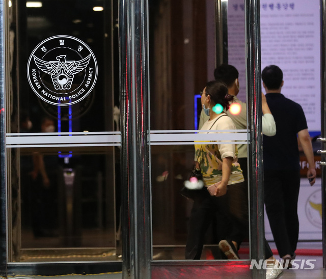 [서울=뉴시스] 전진환 기자 = 당정청이 기존 경찰관서에 국가경찰, 자치경찰, 수사경찰이 ‘한 지붕 세가족’ 체제로 근무하며 각기 다른 상급자의 지휘를 받는 자치경찰제 방안을 발표한 지난 30일 서울 서대문구 경찰청으로 관계자들이 들어가고 있다.2020.07.30. amin2@newsis.com