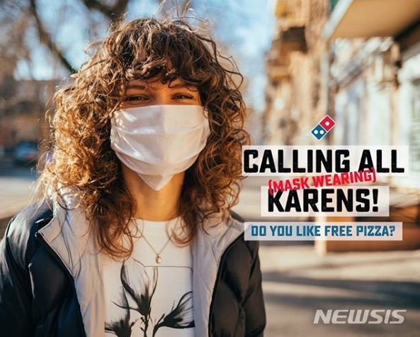[서울=뉴시스] 뉴질랜드와 호주에서 프로모션을 진행하며 '캐런 밈(Meme)'을 광고에 넣은 도미노 피자를 향해 이번 주 내내 영미권의 비난이 쏟아졌다. 중년 여성을 향한 혐오 표현을 광고에 사용했다는 지적이 이어지면서다. 도미노 피자의 광고에는 "마스크를 잘 착용한" 혹은 "법을 잘 지키는" 캐런에 무료로 피자를 주겠다는 내용이 담겼다. (사진=도미노피자 인스타그램 캡처) 2020.7.31.
