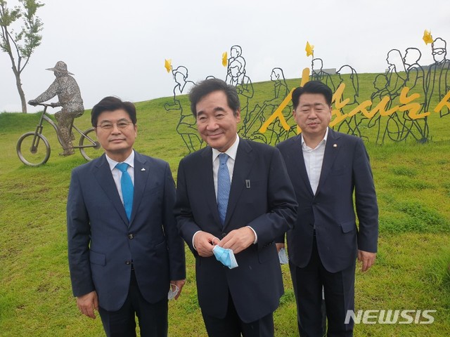 [세종=뉴시스]이낙연(왼쪽) 국회의원이 31일 세종시에 있는 국가균형발전 국가균형발전 공원을 찾아 "국회 세종의사당 건립은 빠를수록 좋다"고 말했다. 2020.07.31. ssong1007@newsis.com