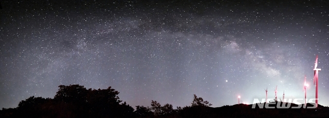 [서울=뉴시스] 홍석준 씨가 촬영한 은하수 사진. 촬영자의 사진 스타일에 따라 다른 분위기를 풍기는 것이 인상적이다. (제공=삼성전자)