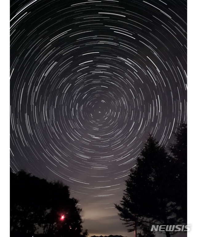 [서울=뉴시스] 과 이혁기 씨가 촬영한 일주운동 사진. 촬영자의 사진 스타일에 따라 다른 분위기를 풍기는 것이 인상적이다. (제공=삼성전자)