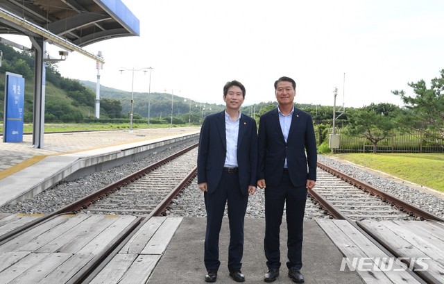 [서울=뉴시스] 이인영 통일부 장관이 31일 동해선 최북단 기차역인 제진역을 방문했다. 2020.07.31. (사진=통일부 제공) photo@newsis.com