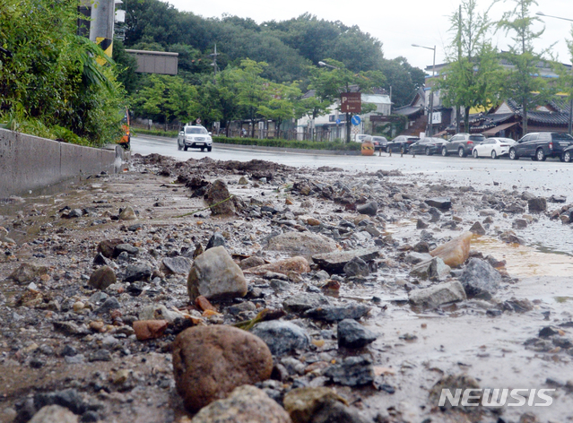 [전주=뉴시스] 김얼 기자 = 장마가 이어지고 있는 31일 전북 전주시 전주 한옥마을 기린대로 인근에 잦은 비로 인해 쏟아진 토사가 가득 차 있다. 2020.07.31. pmkeul@newsis.com 