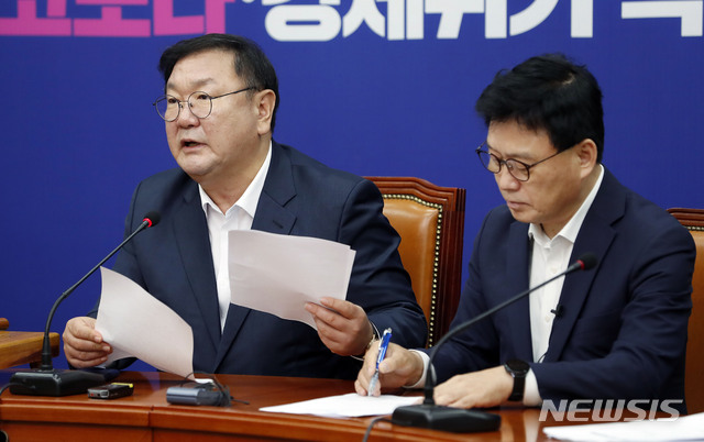 [서울=뉴시스] 최동준 기자 = 김태년 더불어민주당 원내대표가 31일 서울 여의도 국회에서 열린 최고위원회의에서 발언하고 있다. 2020.07.31. photocdj@newsis.com