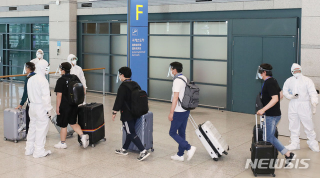 [인천공항=뉴시스] 박미소 기자 = 이라크 건설 현장 파견 근로자들이 31일 오전 인천국제공항 1터미널을 통해 귀국하고 있다. 2020.07.31.&nbsp; misocamera@newsis.com